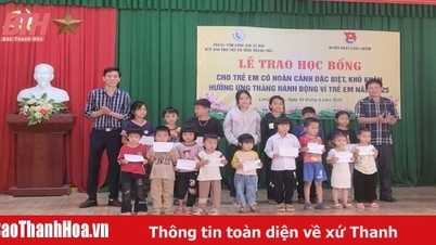 Trao 50 suất học bổng cho trẻ em có hoàn cảnh khó khăn xã Yên Thắng 