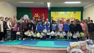 Remise de 250 cadeaux aux étudiants studieux mais défavorisés du district de Lac Duong