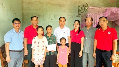 Trao quà tặng các gia đình khó khăn nhân dịp Tháng Nhân đạo