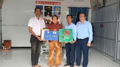 Tân Châu trao nhà Đại đoàn kết cho hộ cận nghèo