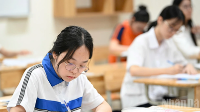 하노이 10학년 문학 시험에서는 "각 사람 안에 있는 빛"에 대해 논의합니다.