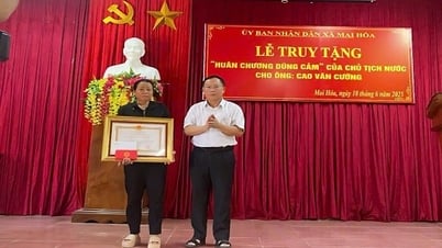 Posthumously បានផ្តល់មេដាយនៃភាពក្លាហានដល់វីរបុរសដែលបានជួយសង្គ្រោះមនុស្សនៅក្នុងទឹកជំនន់