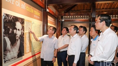 Đoàn đại biểu Tạp chí Cộng sản về nguồn tại Di tích Trường dạy làm báo Huỳnh Thúc Kháng