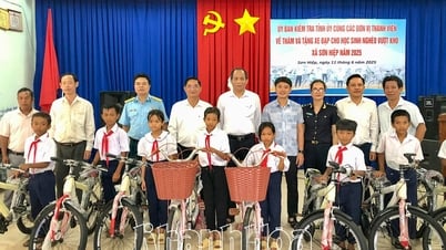 Các đơn vị giúp đỡ xã Sơn Hiệp trao 30 xe đạp cho học sinh nghèo vượt khó