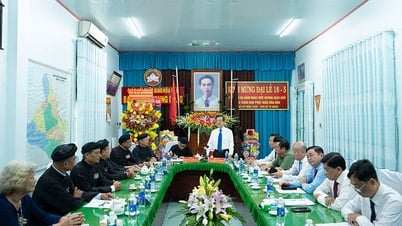 Der Parteisekretär der Provinz An Giang, Le Hong Quang, besuchte die Stadt und gratulierte zum 86. Jahrestag der Gründung des Hoa Hao-Buddhismus.