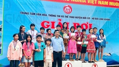 Gia Lai: Más de 120 niños del distrito de Duc Co participan en la Competencia de Natación 2025