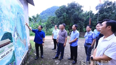 Vérification de l'avancement du projet de construction d'un espace de préservation du patrimoine culturel Mo Muong associé aux services touristiques dans la commune de Hop Phong, district de Cao Phong
