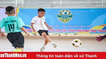 Dramatische und explosive Versprechen im Viertelfinale der Altersgruppe U8 des 4. Thanh Hoa Zeitungskinderfußballturniers