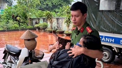 នគរបាល​ឃុំ​ជួយ​សង្គ្រោះ​ស្ត្រី​រង​គ្រោះ​ពេល​ភ្លៀង