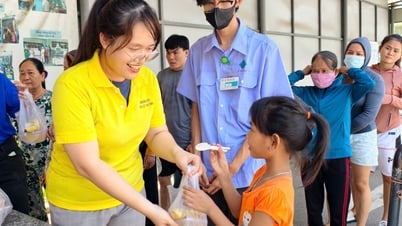 Ấm áp 'Nồi cháo yêu thương'