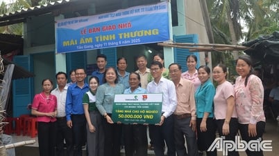 Présentation de « Shelter of Love » à Mme Nguyen Thi Dinh