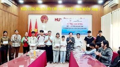 Trao học bổng hơn 200 triệu đồng cho học sinh Quảng Nam