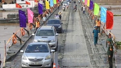 Cắt khẩn cấp cầu phao Phong Châu