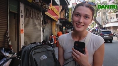 Du khách đến phố cổ: Nhóm săn "hàng hiệu" giá rẻ, người chỉ mua đồ thủ công