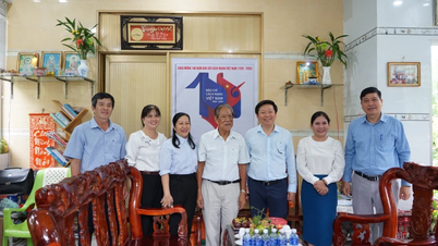 Der ständige stellvertretende Sekretär des Provinzparteikomitees, Tran Thanh Lam, besuchte erfahrene Journalisten anlässlich des 100. Jahrestages des Tages der vietnamesischen Revolutionspresse