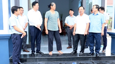 Phó Bí thư Thường trực Tỉnh uỷ Lê Văn Hiệu tặng quà gia đình được xoá nhà tạm, nhà dột nát