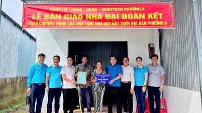 ប្រគល់ផ្ទះចំនួន២ខ្នង ដែលគាំទ្រដោយក្រុមហ៊ុន Vietnam Airports Corporation