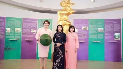 ប្រធានសហភាពនារីវៀតណាម Nguyen Thi Tuyen ទទួលភរិយារបស់ប្រធានាធិបតី Lithuania មកទស្សនាសារមន្ទីរនារីវៀតណាម