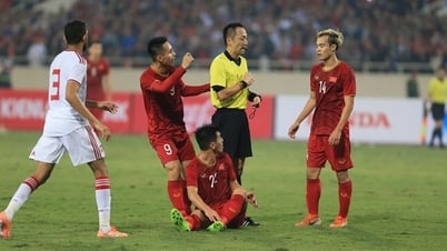 Which referee will officiate the match between Hanoi Police Football Club and Dong A Thanh Hoa Club?