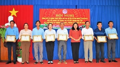 호 삼촌으로부터 배우고, 차우탄은 조국을 건설하기 위해 노력합니다.