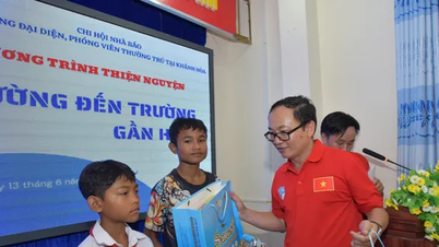 Tặng xe đạp cho học sinh miền núi