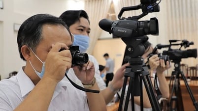 저널리즘 - 새로운 시대의 비판적 목소리이자 신뢰의 다리
