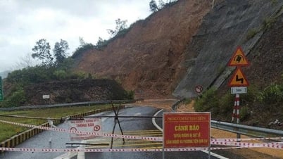 Heavy rain in Hue causes landslide on La Son - Tuy Loan highway