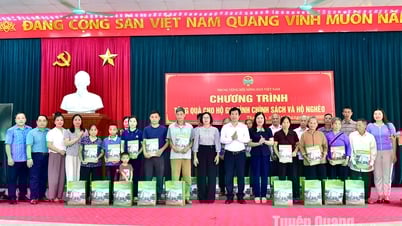 Trung ương Hội Nông dân Việt Nam về nguồn, tặng quà gia đình chính sách tại Tuyên Quang