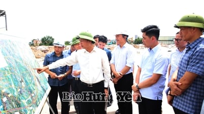 Los líderes provinciales inspeccionan el progreso del proyecto de inversión para construir la carretera de circunvalación 4 - Región Capital de Hanoi, sección que pasa por la provincia.