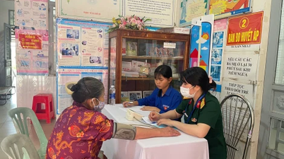 Examen médical et médicaments pour les habitants du district de Duong Minh Chau