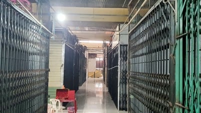 Why are many stalls at Yen Bai market closed and traders temporarily suspending business?