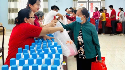 Phu Tan Ward, Thu Dau Mot City: Hunderte Haushalte werden dabei unterstützt, zum „Zero Dong Market“ zu gehen
