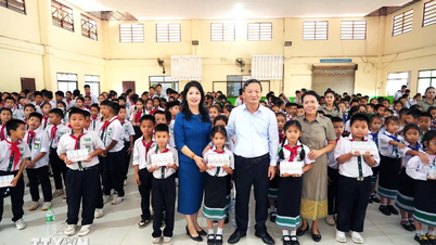 Đại sứ quán Việt Nam tại Lào trao yêu thương, kết nối tình thân ở xứ Triệu Voi