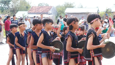 Gongs ring in the heart of the city