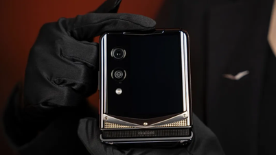 世界で99人限定のVertu Quantum Flipバージョンのクローズアップ