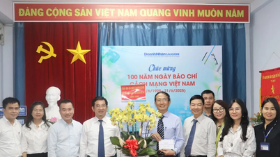 Phó Chủ tịch Thường trực UBND TPHCM thăm, chúc mừng các cơ quan báo chí
