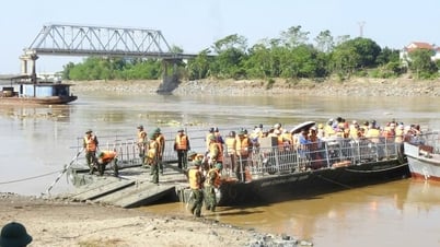 Tạm thời vận hành phà quân sự thay thế cầu phao Phong Châu