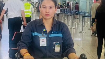 Turista coreano recibe con alegría los 5 millones de wones que le dejaron en el aeropuerto de Noi Bai