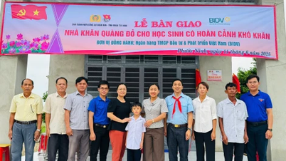 District de Duong Minh Chau : Offrir des maisons à foulard rouge aux étudiants en difficulté