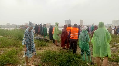 Tàu cá bị chìm khi neo đậu trên sông Nhật Lệ