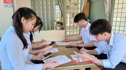 Dak Mai 중학교와 고등학교가 고등학교 졸업 시험을 준비하고 있습니다.