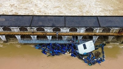 Đà Nẵng: Gần 180 cán bộ, chiến sĩ khẩn trương trục vớt lồng cá mắc kẹt ở đập An Trạch