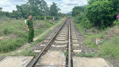 ព្យាយាម​ឆ្លង​ផ្លូវ​រថភ្លើង​ពេល​ភ្លើង​បំភ្លឺ​មនុស្ស​២​នាក់​ស្លាប់