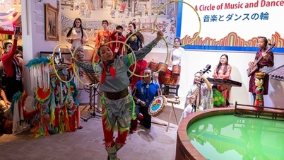 Combinando la danza del aro de los nativos americanos con instrumentos musicales tradicionales vietnamitas