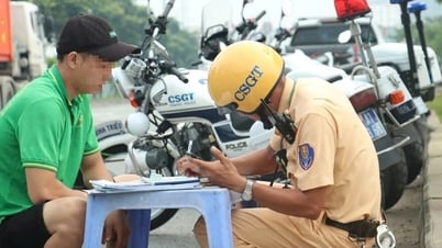 Ngậm ngùi mất tháng lương nếu ra đường quên một trong 3 loại giấy tờ này?