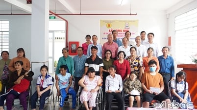 ផ្តល់អំណោយដល់កុមារដែលរងគ្រោះដោយសារជាតិពណ៌ទឹកក្រូច