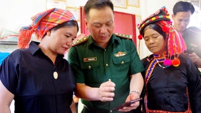 Kiểm tra công tác tập huấn “Bình dân học vụ số”, tặng điện thoại tại Ka Lăng