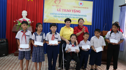 Presenting 15 gifts to students and disabled children in difficult circumstances in the province
