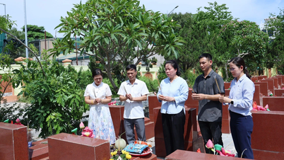 គណៈប្រតិភូកាសែត Lao Cai អុជធូប រំលឹកដល់អ្នកនិពន្ធ អ្នកកាសែត និងទុក្ករបុគ្គល Bui Nguyen Khiet