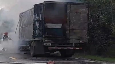 Truck caught fire while traveling through Quang Binh